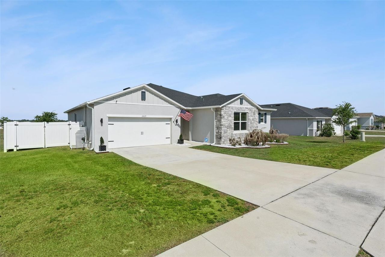 2429 BEGONIA STREET — photo 35