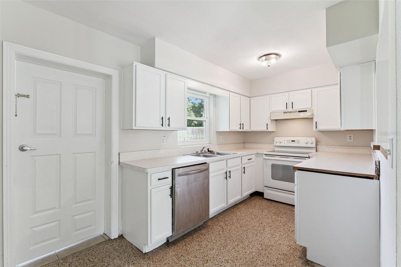 108 ALEXANDRIA AVENUE — photo 8