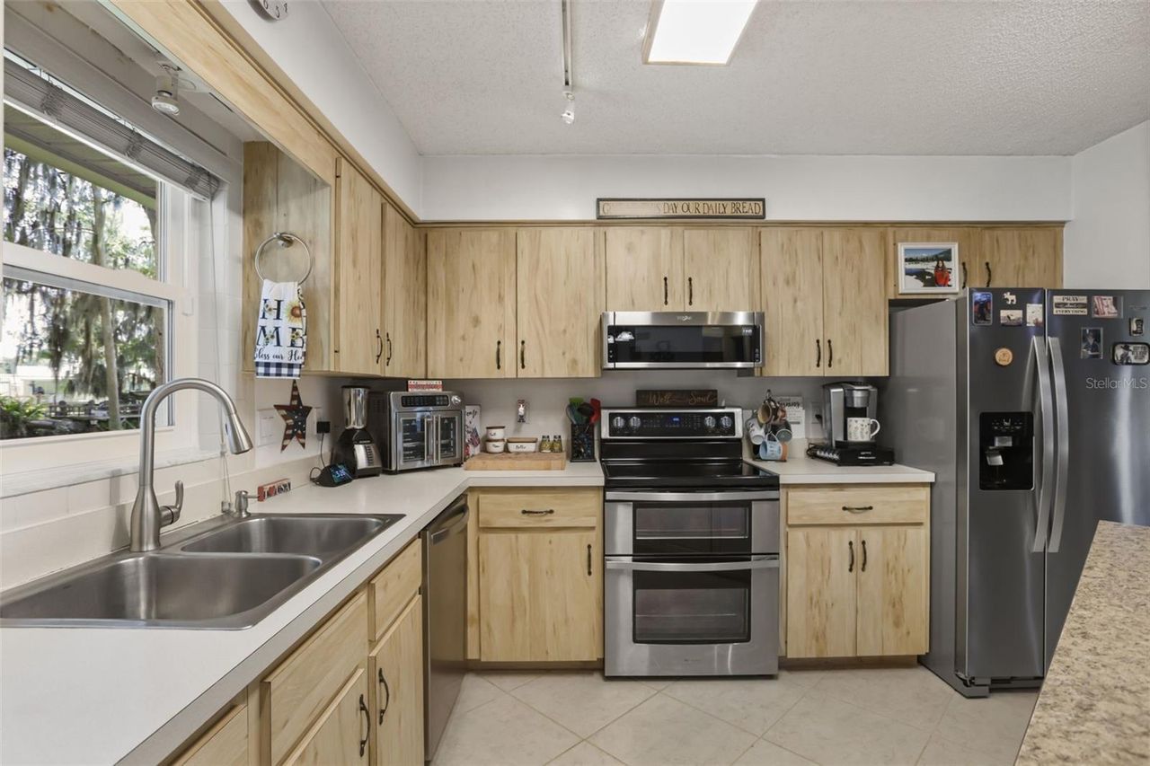 1080 FOREST DRIVE — photo 9