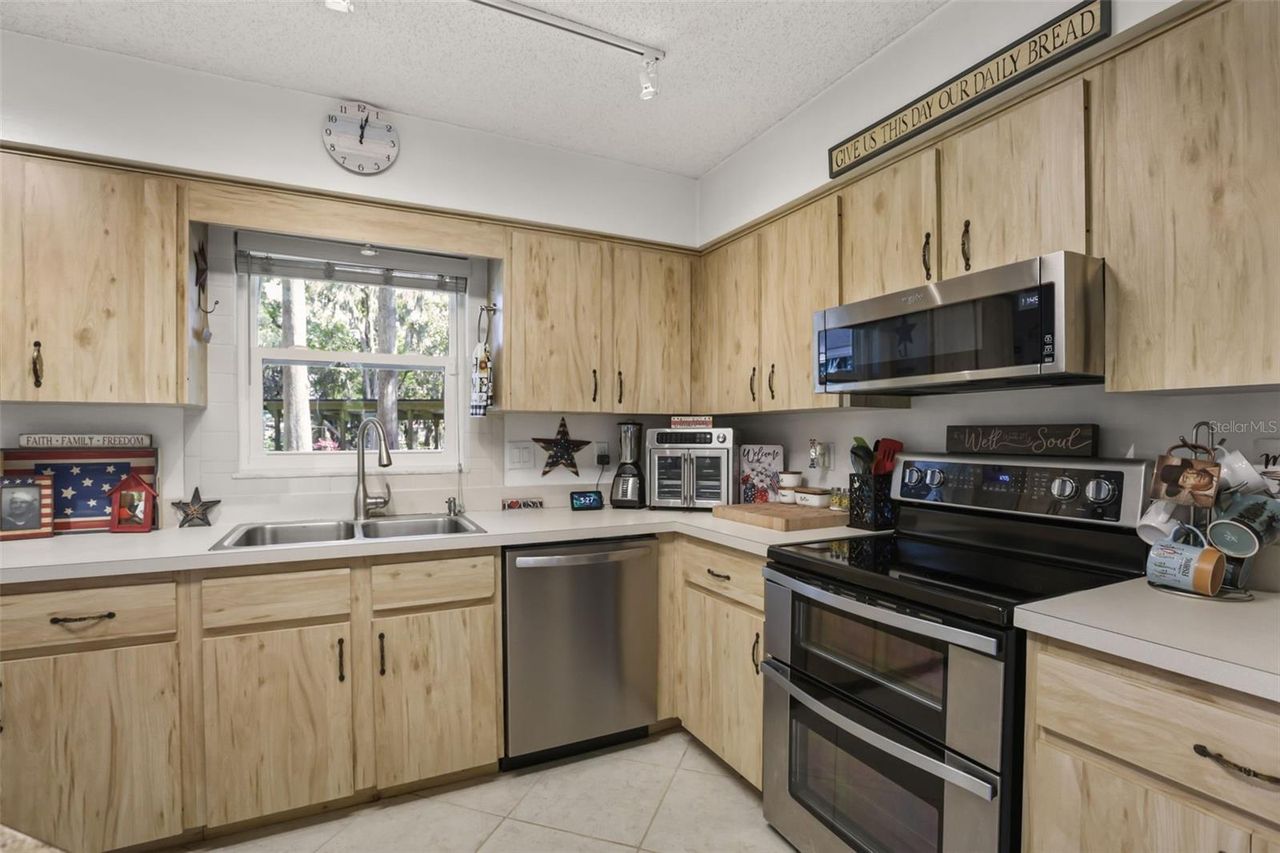 1080 FOREST DRIVE — photo 11