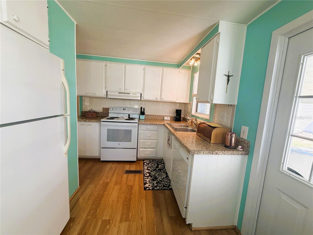353 HAWTHORNE BOULEVARD — photo 5