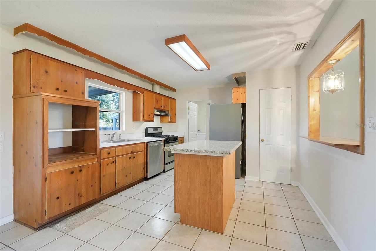 990 LINDEN STREET — photo 11