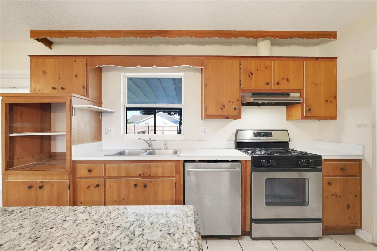 990 LINDEN STREET — photo 14